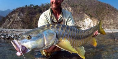 Jim Klug with a golden mahseer 1.jpg